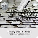 Gecertificeerde militaire kwaliteit met valbescherming tot 2 meter, van een transparant hoesje dat op een gebarsten ondergrond valt.
