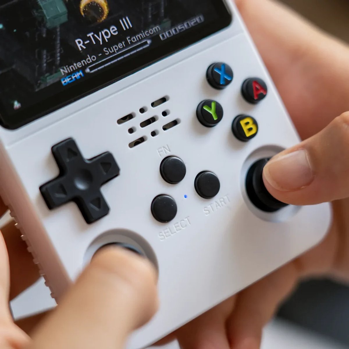 R36S Retro Handheld Videogameconsole 64GB Wit - Dubbele 3D-joystickbesturing - 3,5 inch IPS-scherm · 640×480 thumbnail 3