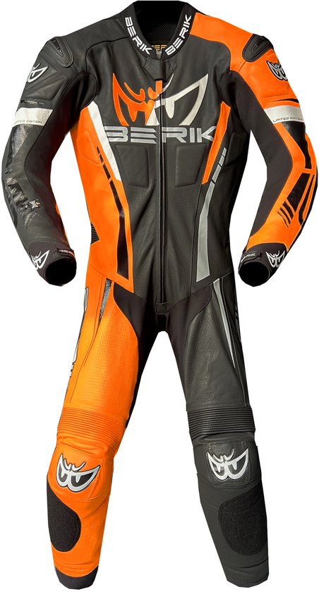 Combinaison de course Berik noire et orange avec logos sur la poitrine et les jambes.
