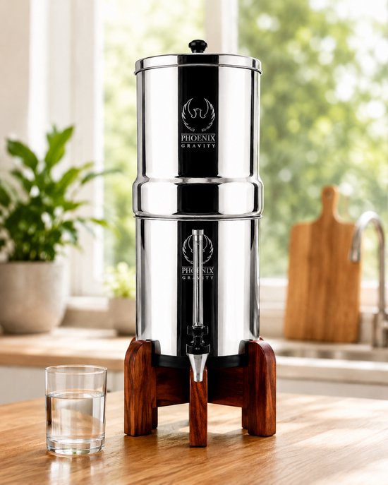 Phoenix Gravity 8 liter waterfilter met Vision Tap op de teakhouten standaard, op een aanrecht naast een glas water