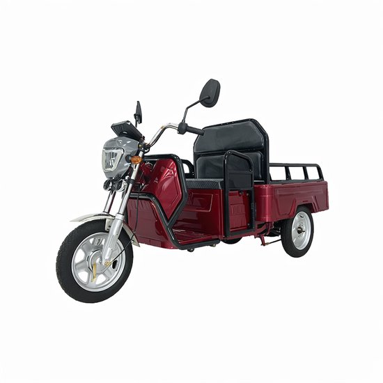 Bordeauxrode elektrische driewieler met een open laadbak achteraan.