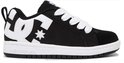 Zwarte DC Shoes sneaker met witte logo's op de zijkant en een witte zool.