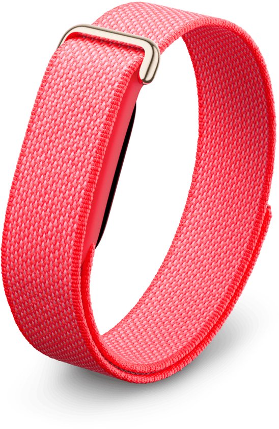 Roze sportbandje met klittenbandsluiting, bevestigd aan een Fitbit-apparaat.