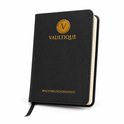 Zwart wachtwoordenboekje met gouden logo en tekst 'VAULTIQUE WACHTwoordenBOEKJE'.