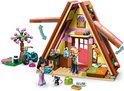 Lego Friends speelgoedhuisje met roze accenten, fiets en poppetjes. Twee poppetjes, katje en plantenbak bij het huisje.