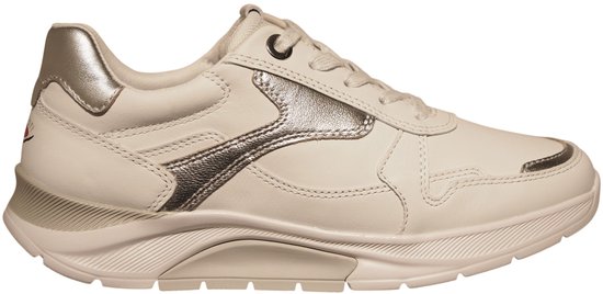 Witte sneaker met zilverkleurige details en vetersluiting.