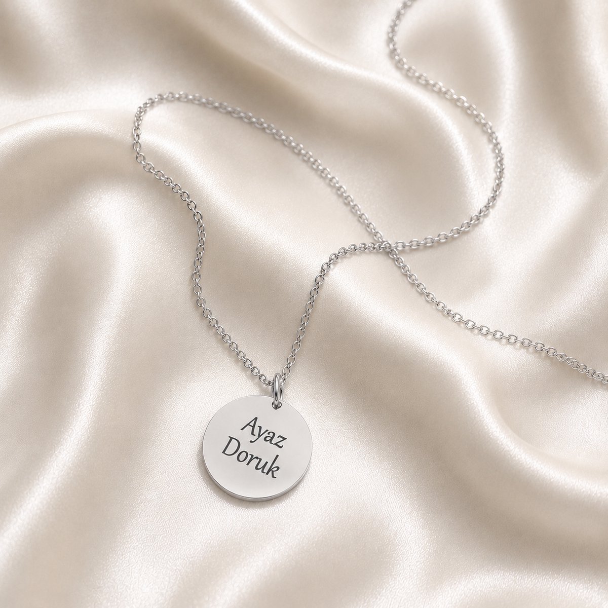 Engravia by Derya – Gepersonaliseerde naam ketting met gravure – RVS Zilverkleurig – Cadeau voor vriendin / moeder - Elegant & modern design- Dames sieraad- Perfect cadeau voor haar – 15 mm hanger