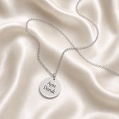 Engravia by Derya – Gepersonaliseerde naam ketting met gravure – RVS Zilverkleurig – Cadeau voor vriendin / moeder - Elegant & modern design- Dames sieraad- Perfect cadeau voor haar – 15 mm hanger