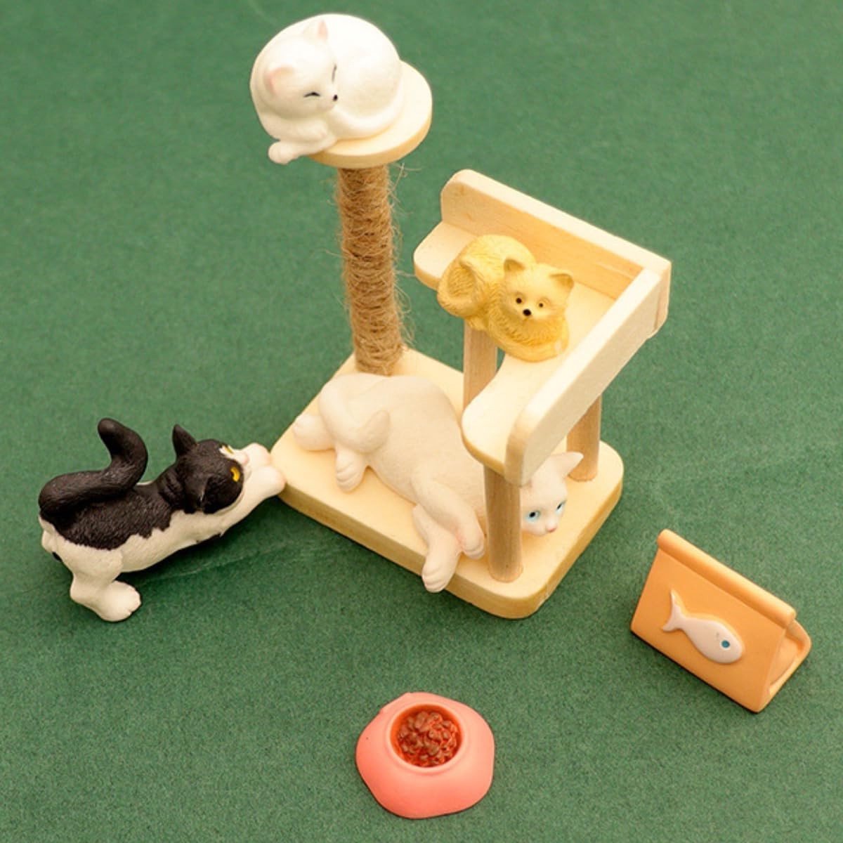 Miniatuur Kat Figuren Set met Krabpaal, 4 Kittens, Klimtoren, Kattenvoer en Kom, Decoratieve Beelden voor Tuin en Interieur