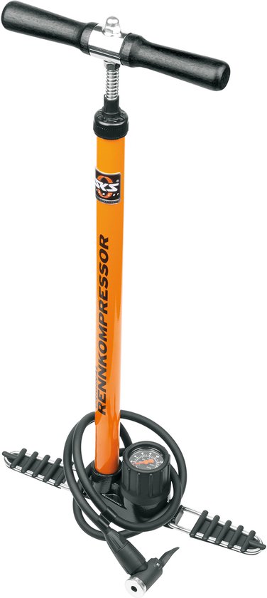 Oranje fietspomp met zwarte handgreep, drukmeter en voetsteun. Tekst: "ORIGINAL RENNKOMPRESSOR".