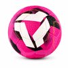 Roze voetbal met geometrische patronen in wit, zwart en gele stiksels.