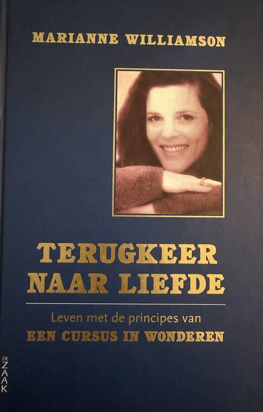 Couverture de livre avec un portrait de Marianne Williamson, texte doré 'TERUGKEER NAAR LIEFDE' et 'Vivre avec les principes d'UN CURSUS EN MIRACLES'.