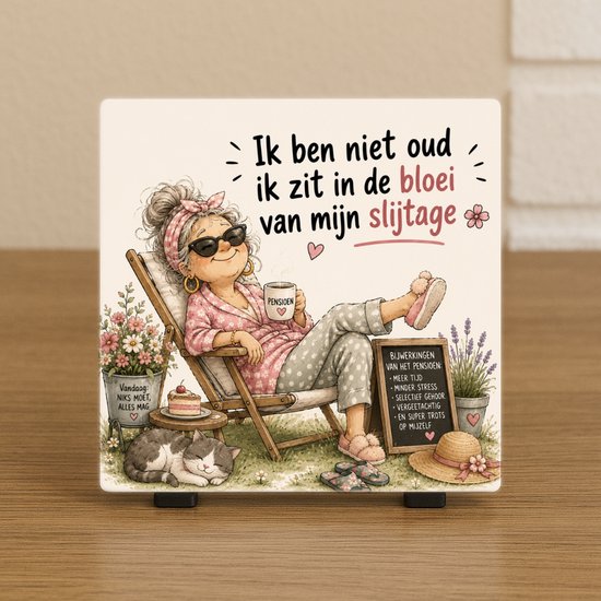 Wenstegeltje - Ik ben niet oud ik zit in de bloei van mijn slijtage Vrouw – Cadeau Grootouders, Pensioen, verjaardag, sarah, abraham - Hip trendy tegeltje – Tegeltje met Spreuk – Wanddecoratie – Sfeervol en Persoonlijk – Trendy nu – Origineel cadeau