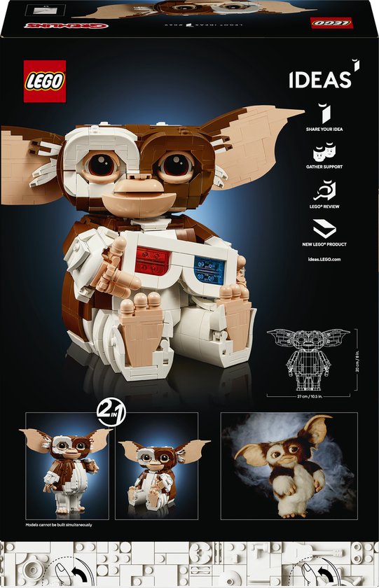 De LEGO Ideas Gremlins Gizmo set toont het iconische wezen met bruine en witte blokjes, grote oren en een 3D-bril. Op de doos staan ook demonstraties van de bouwmodellen.