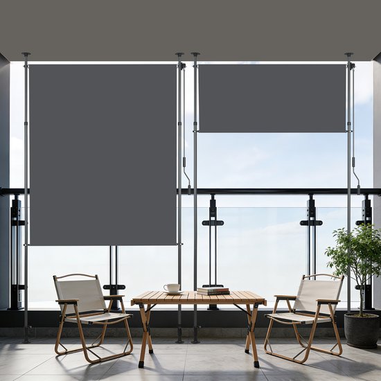 Donkergrijze buitenzonwering over een balkon met tafel en stoelen.