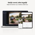 Laptop, tablet en smartphone tonen live beelden van een deurbel met hond en man op oprit.
