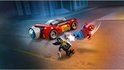 Rode LEGO raceauto met Spiderman die wegvliegt van Venomized Wolverine.