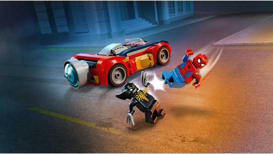 Rode LEGO raceauto met Spiderman die wegvliegt van Venomized Wolverine.