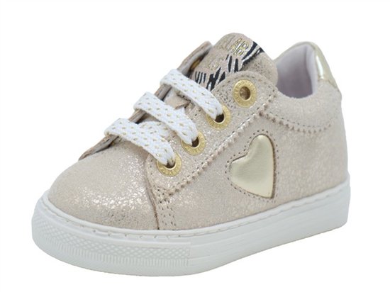 Lichtgouden glitter sneaker met witte veters, gouden hartje en zebraprint op de tong.
