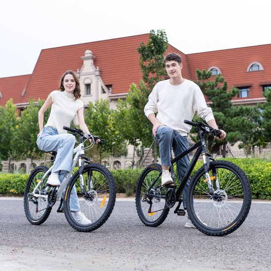 Man en vrouw, gekleed in casual kleding, rijden op een witte en zwarte EVERCROSS mountainbike.
