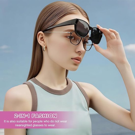 Model met een oversized zwarte zonnebril die over een bril met dun montuur wordt gedragen.