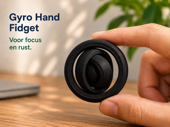 Zwarte gyro hand fidget spinner met concentrische cirkels, vastgehouden door een hand.