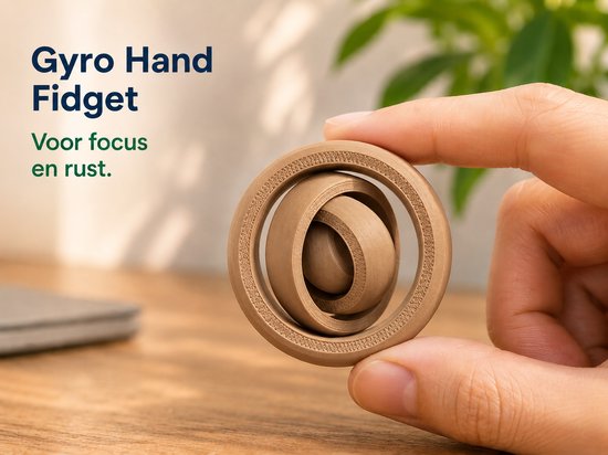 Houten gyro hand fidget speelgoed, 5 cm. In de hand van een persoon.
