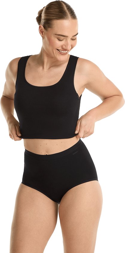 Model in zwart crop top en zwart high-waist broekje, voorkant.