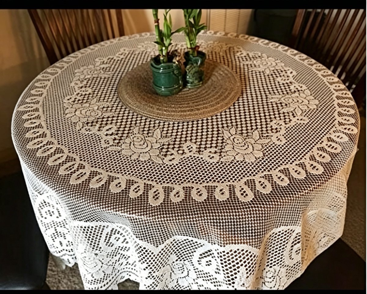 Wit polyester tafelkleed met bloemenmotief en kant, 180 cm