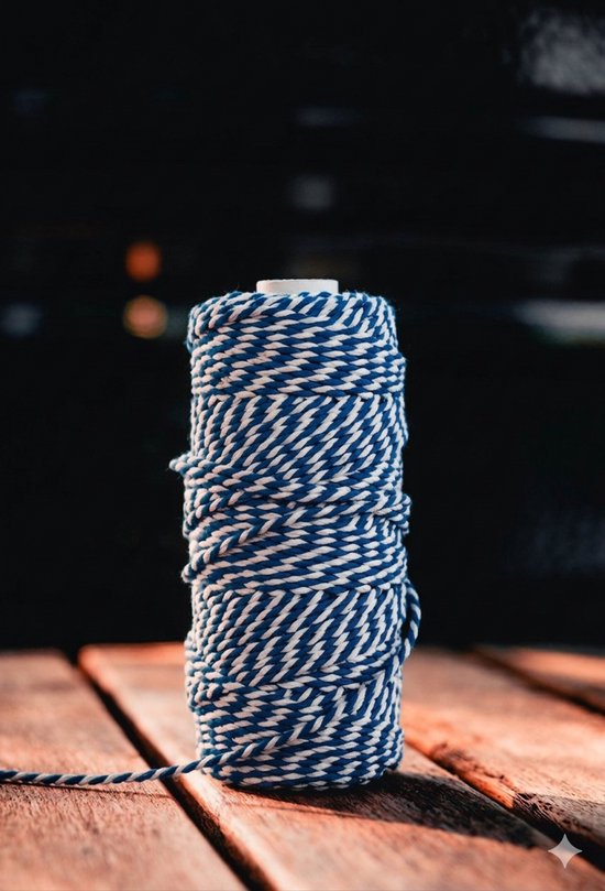 Rol blauw-wit gevlochten touw op een houten ondergrond.