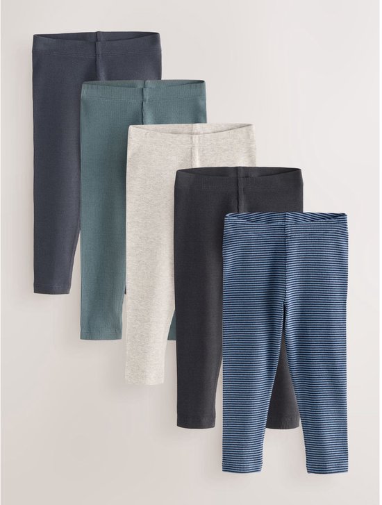 Vijf geribbelde leggings in donkerblauw, groen, grijs, zwart en blauw gestreept.