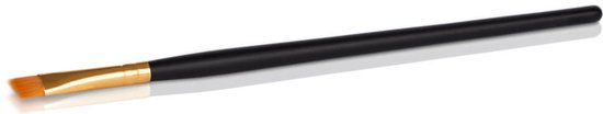 Een platte zwarte make-up kwast met gouden metalen ferrule.
