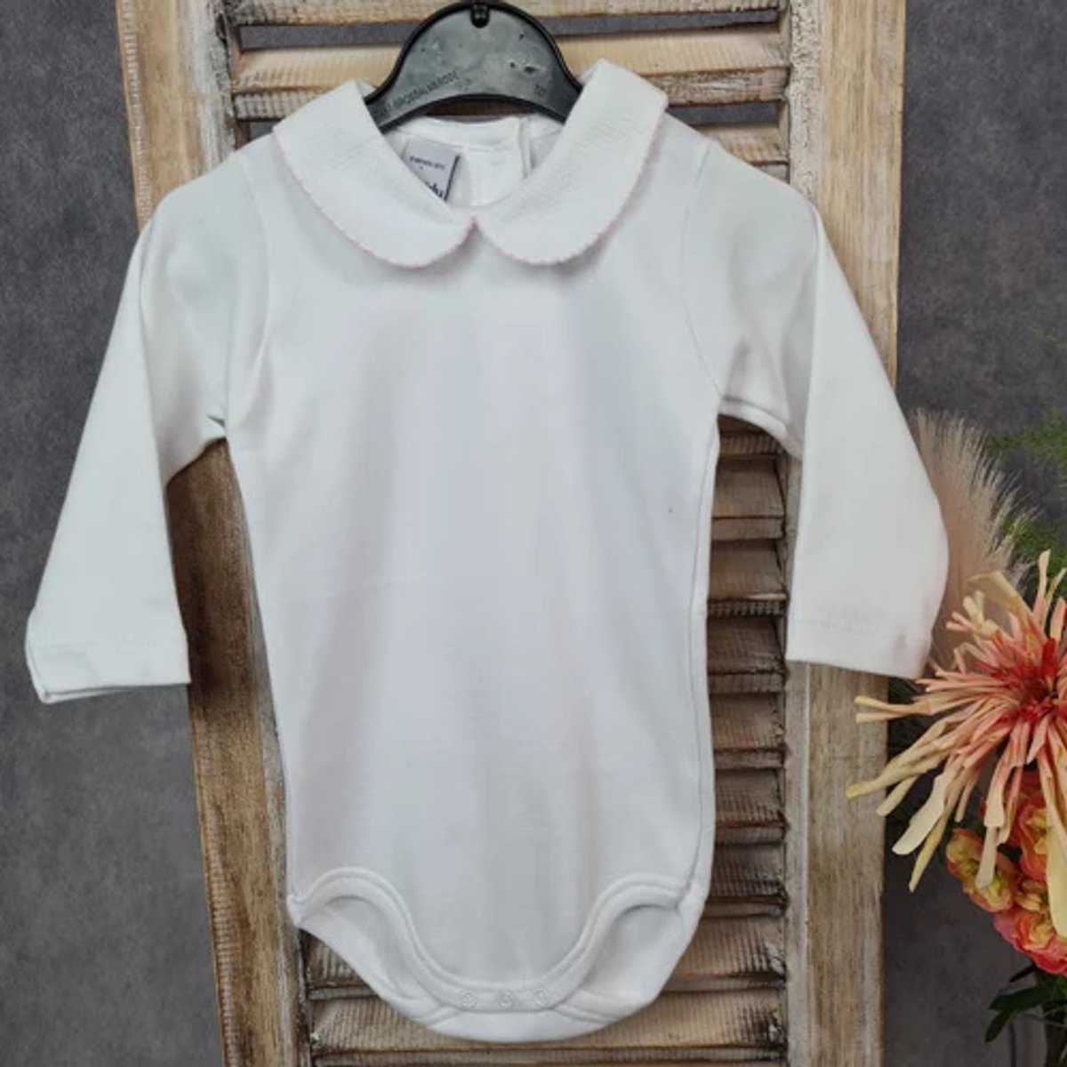 Babidu Romper/Body | wit | Lange mouw | Met rond kraagje met gehaakt roze randje | 1188 | Newborn | maat 50