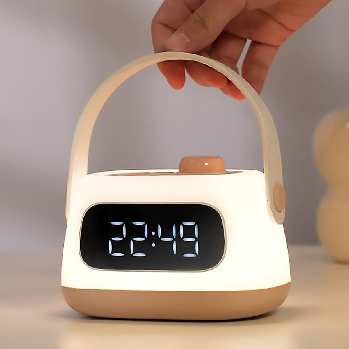 carmdering - Kinderwecker - Kinder Wekker - Digitale Alarmklok - Zacht Nachtlicht - Grote LED Display - Veilig Kunststof - Dimbaar En Draagbaar - Bevordert Slaaproutines - 1 Stuk