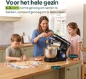 Zwarte keukenmixer met een gezin van drie die koekjes bakken. De mixer is 31,4 cm hoog en 23,8 cm breed.