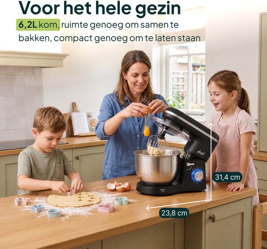 Zwarte keukenmixer met een gezin van drie die koekjes bakken. De mixer is 31,4 cm hoog en 23,8 cm breed.