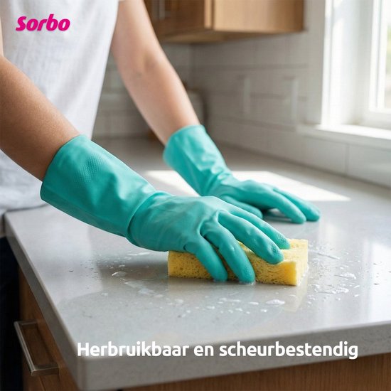 Een persoon met turquoise Sorbo huishoudhandschoenen maakt een aanrecht schoon met een gele spons.