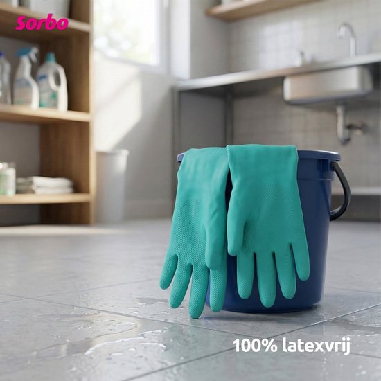 Turquoise Sorbo huishoudhandschoenen hangend over een blauwe emmer in een keuken.