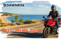 Motorrijder op een rode sportmotor met helm, langs de kust.