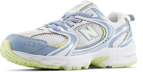 Witte sneaker met lichtblauwe en limegroene accenten, grijs met blauwe veters en een witte zool.