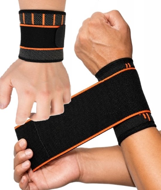 Zwarte polsband met oranje accenten, gedragen op pols. Verstelbare klittenbandsluiting.