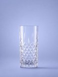 Un grand verre transparent avec un motif en diamant et des lignes verticales.