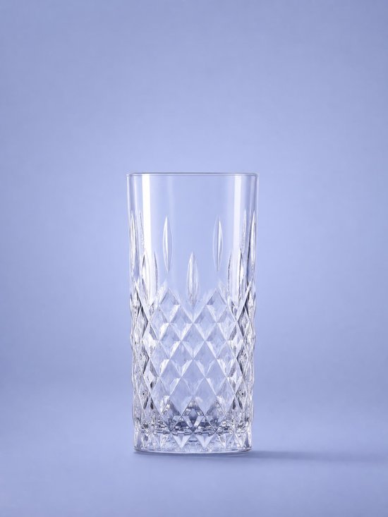 Un grand verre transparent avec un motif en diamant et des lignes verticales.