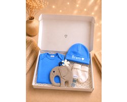 Kraamcadeau Jongen origineel met naam – Luxe Baby Giftset gepersonaliseerd en ingepakt in kadopapier – Rompertje, Babymutsje, Sokjes & Knuffel/Tutpop Olifant – Perfect Babyshower & Gender Reveal Cadeau
