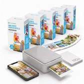 Mini fotoprinter met telefoon, 4x navullingen en stapel fotovellen. Printer print een foto van een gezin.