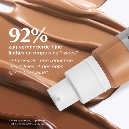 92% zag verminderde fijne lijntjes na 1 week. Foundation in de kleur lichtbruin wordt uitgesmeerd.