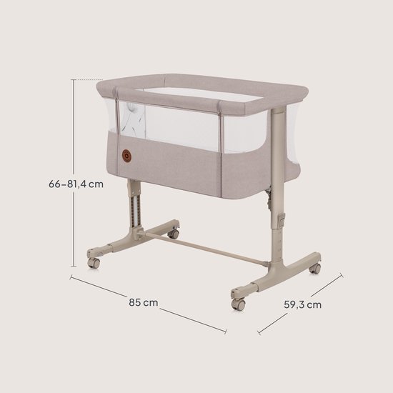 Beige co-sleeper met afmetingen aangegeven: 85cm breed, 66-81,4cm hoog, 59,3cm diep.