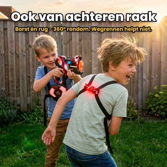 Twee jongens spelen buiten met laserpistolen, gericht op de vesten van elkaar. Red vest op de rug.