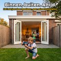 Kinderen spelen met laserpistolen in de tuin, bij een openstaande achterdeur. Zowel binnen als buiten te gebruiken.