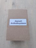 Bruine kartonnen doos met label: Alpine® Antikalksysteem.